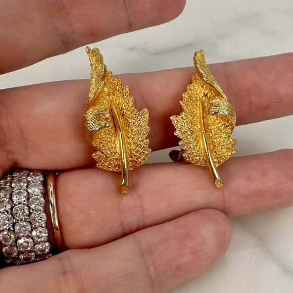 Vintage Coro Gold Leaf Earrings Clip On Signed Curled Leaf Design Mid Century - Picture 4 of 9
